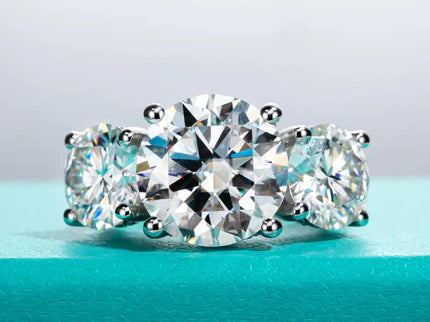 How to Choose Between Moissanite and Lab-Grown Diamonds for Your Engagement Ring