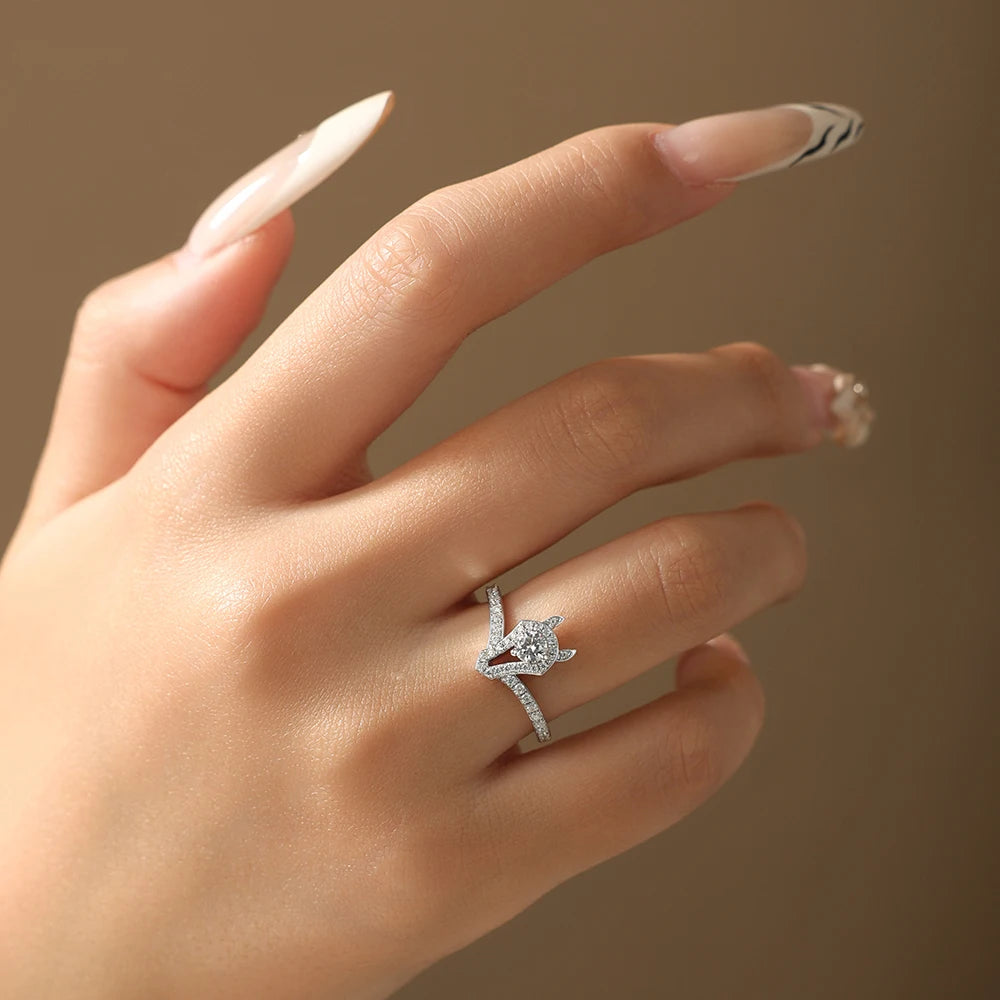 Horsehead Center Round Cut Moissanite Ring