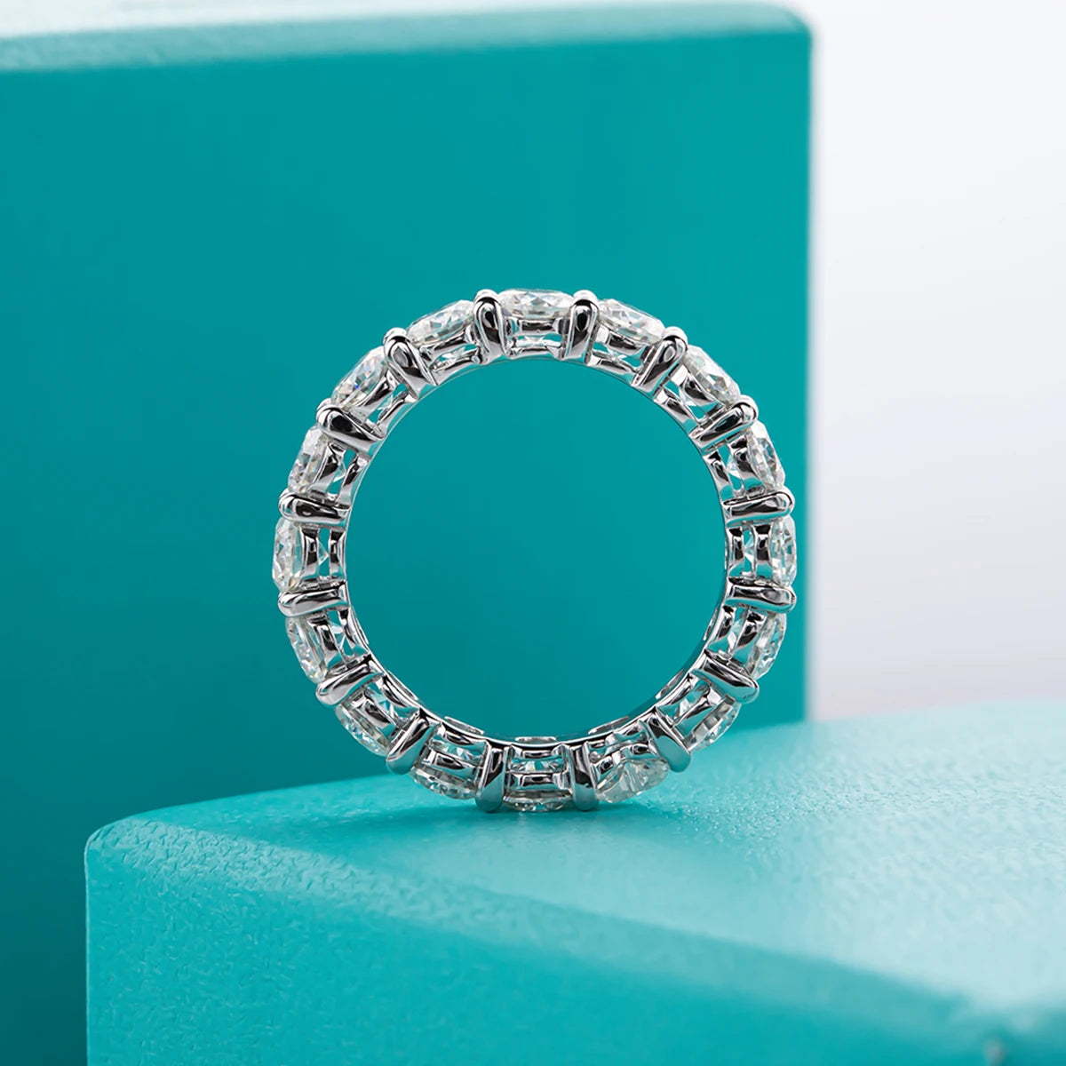 4 MM Heart & Round Cut Moissanite Wedding Band