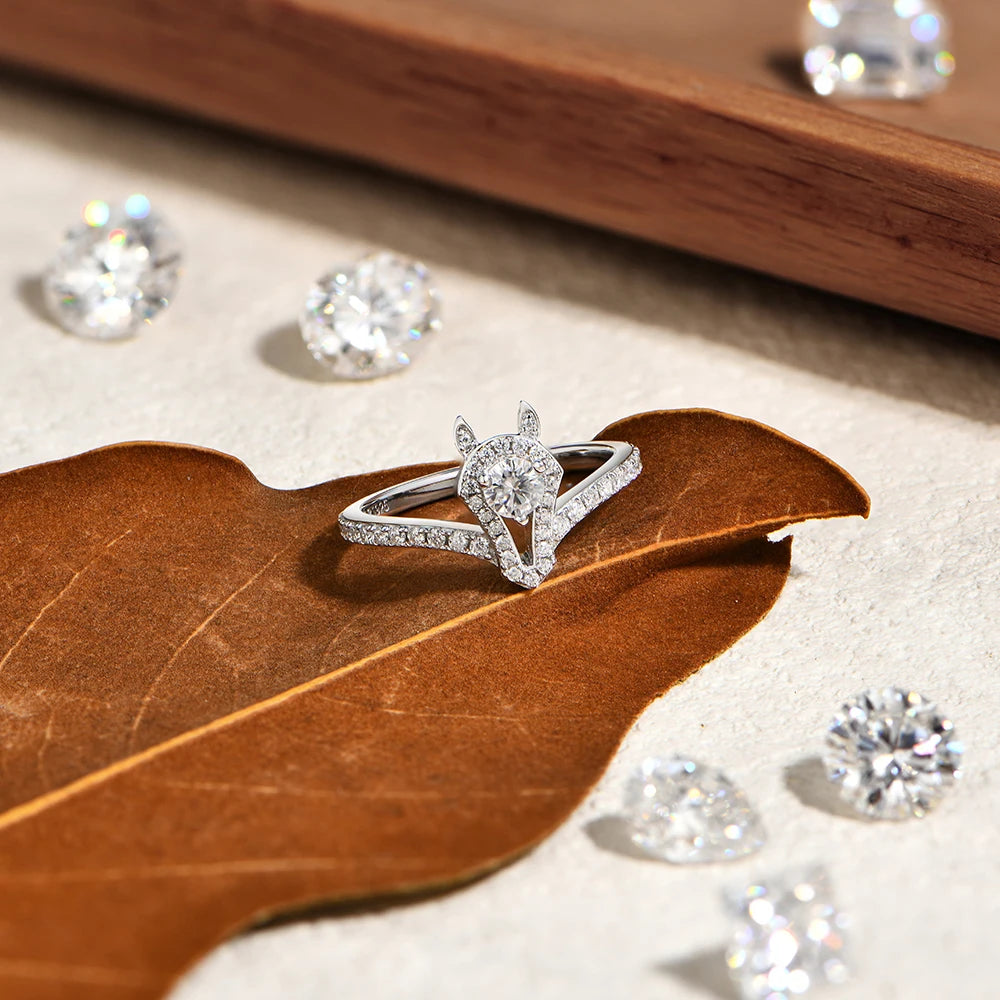 Horsehead Center Round Cut Moissanite Ring