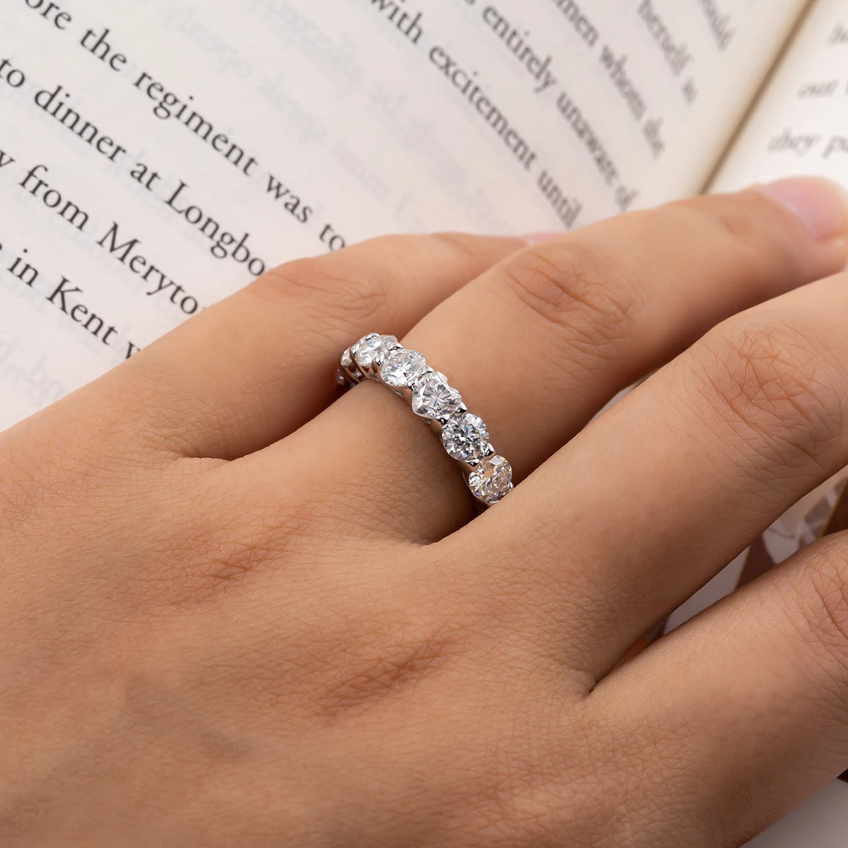 4 MM Heart & Round Cut Moissanite Wedding Band