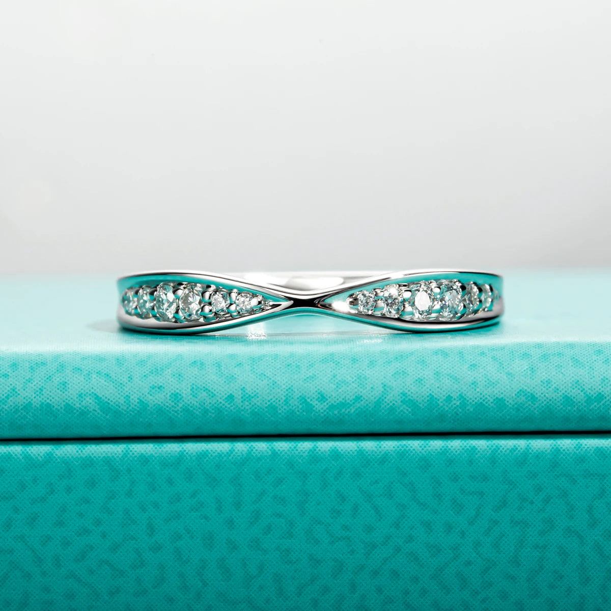 VVS1 Bow Tie Moissanite Wedding Band