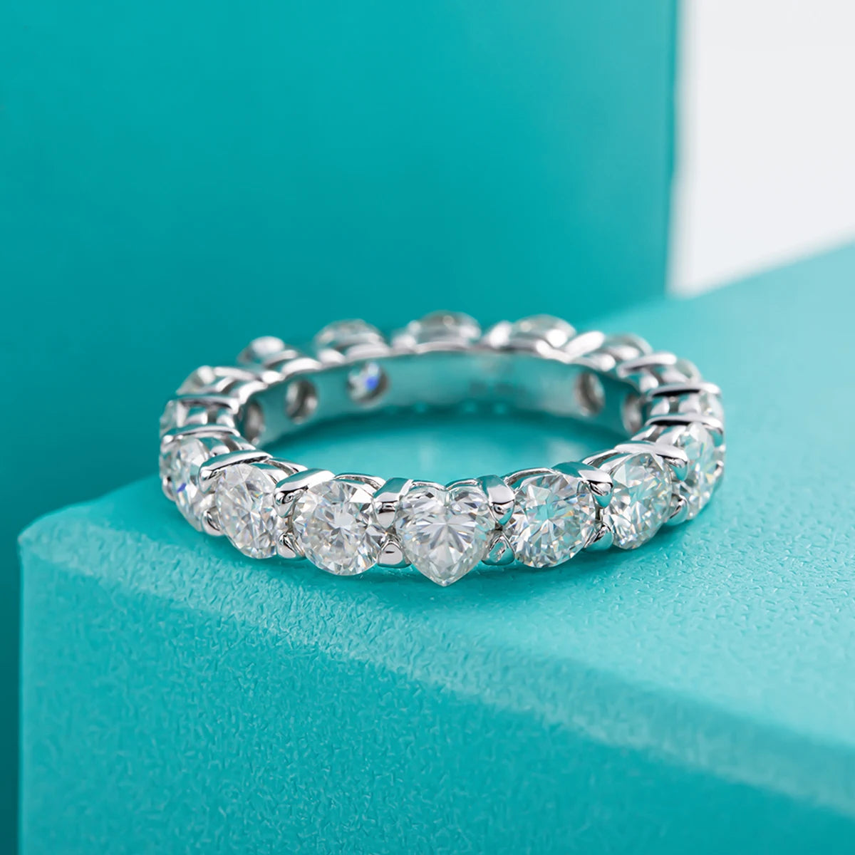 4 MM Heart & Round Cut Moissanite Wedding Band