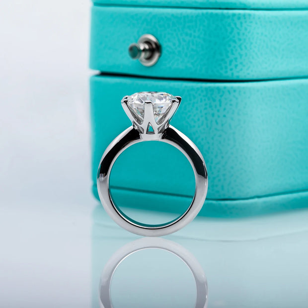 VVS1 Round Cut Solitaire Moissanite Engagement Ring